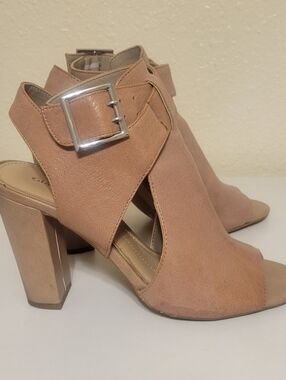 Gianni Bini Nude Block Heel Sandals Size 8.5 Open Toe Ankle Strap
